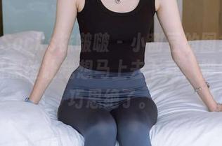 BoBoSocks袜啵啵 – 小甜豆的图集发布：油亮黑丝让我想马上去下载，脚尖的小巧思绝了。