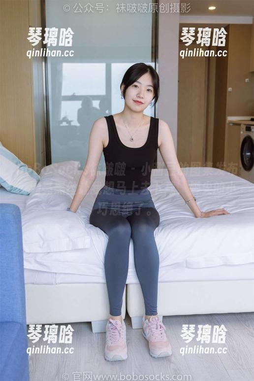 BoBoSocks袜啵啵 - 小甜豆的图集发布：油亮黑丝让我想马上去下载，脚尖的小巧思绝了。