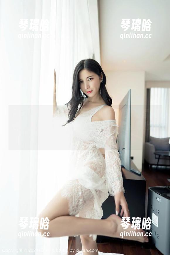 Feilin嗲囡囡 - 施忆佳KITTY泳池套图分享，不愧是博主，泳池边也能演绎出新花样。