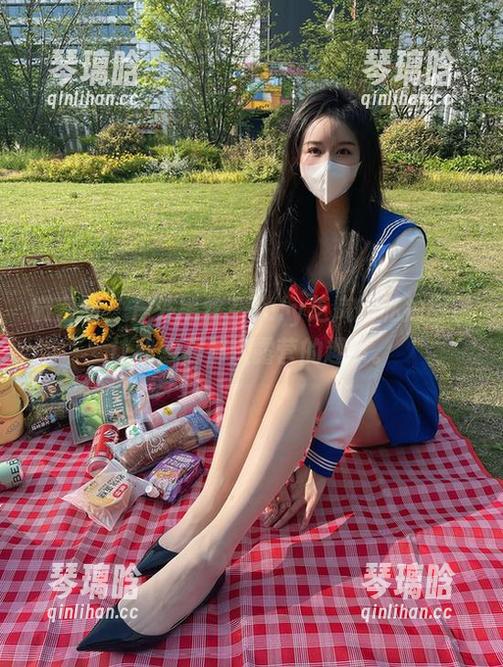 微密圈 - 户外黑丝？July芝岚的私拍图包让我想起那次露营的趣事。