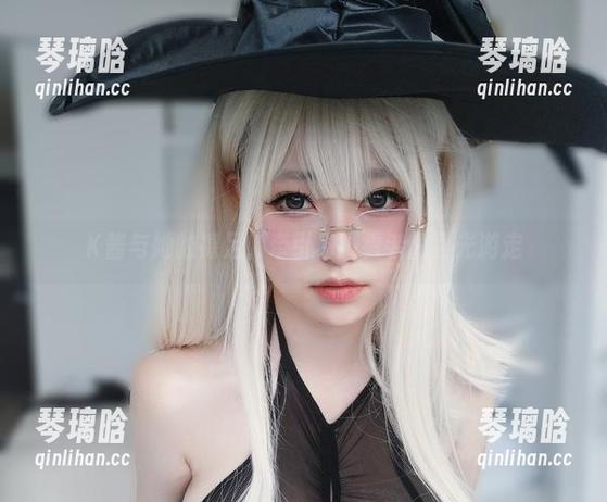 K酱与她的裸足，牵引着观看者的目光游走