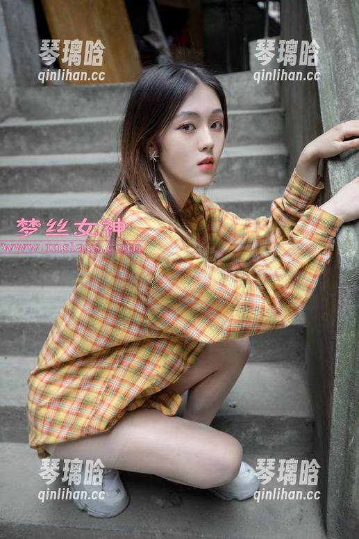 MSLASS梦丝女神 - 小除夕的最新图集，废墟里的小白鞋，真够大胆的啊！
