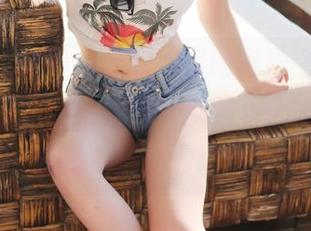 MyGirl美媛馆 – 软软爱吃肉护士的“日常”上线，图片中齐刘海伴金色手套，有种清新的职业诱惑！
