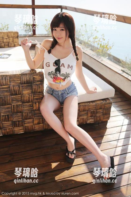 MyGirl美媛馆 - 软软爱吃肉护士的“日常”上线，图片中齐刘海伴金色手套，有种清新的职业诱惑！