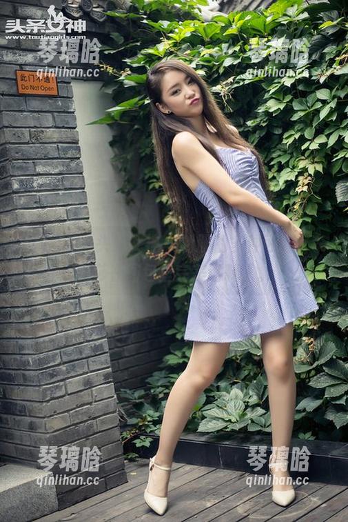 TouTiao头条女神 - 制服的多种可能，李丽莎在图包里完美诠释了。