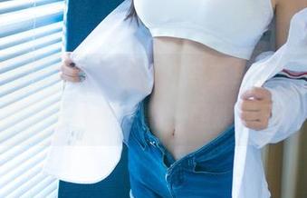 UGirls尤果网 – 才可儿写真里的短裤，随意到让我想去翻一翻我衣柜！