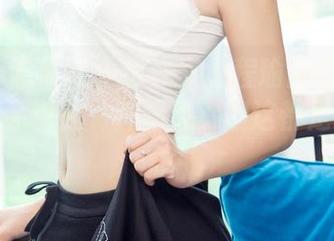 UGirls尤果网 – 也许穿上程瑜西的皮衣去逛街，会引起一阵骚动，但这都是我瞎想的。