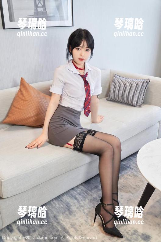 Xiuren秀人网 - 当金小依穿上那条连衣裙，原图里藏着点点小心思。