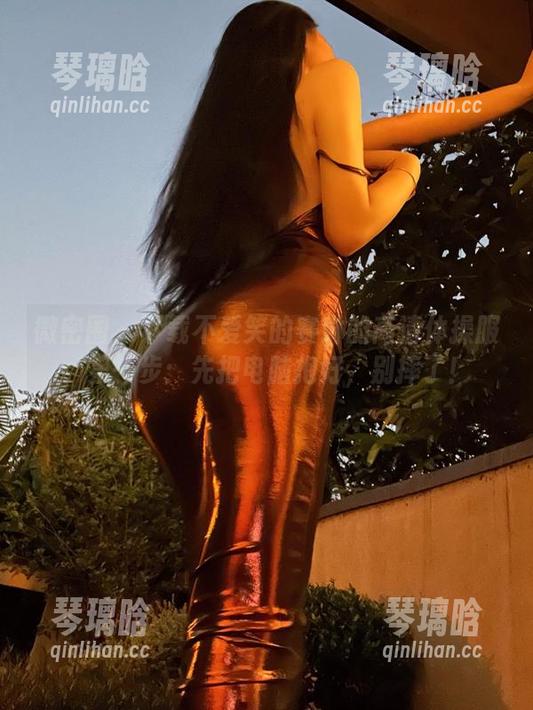 微密圈 - 下载不爱笑的赛琳的高清体操服，第一步：先把电脑抱好，别摔了！