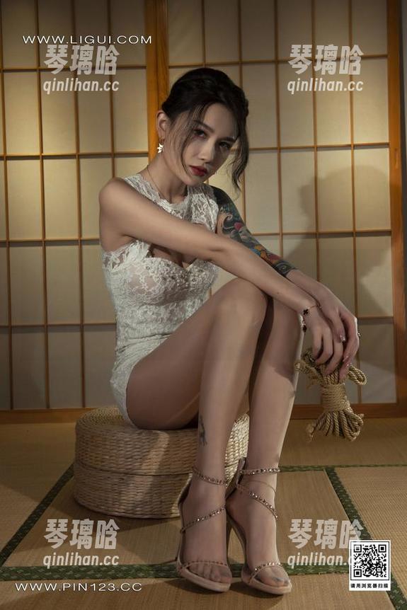 丽柜 - “全套？”我以为是说汉堡的套餐，结果却被苏黎的写真吸引走…这导演脑洞真大！