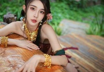 观众们定住了，余多多Dudu的女仆，让人想象无限…你懂的。