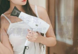 兔玩映画的天台学妹，图集中有种“这里的风景真不错”的意味。