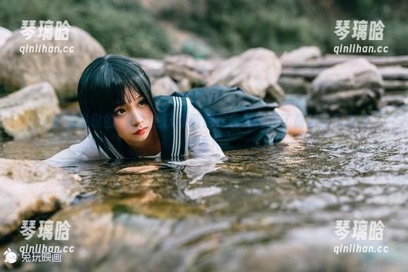 又一个湿哒哒的T恤，兔玩映画把这事儿做成了最新的写真集，稀奇！