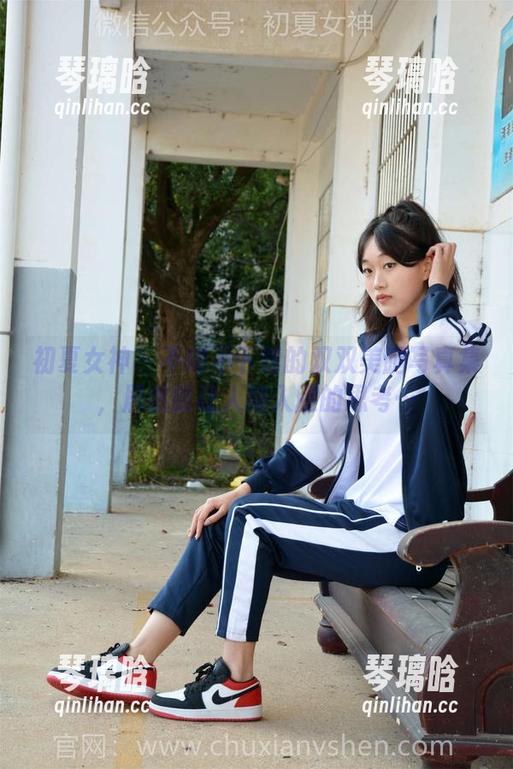 初夏女神 - 不得不下载的双双美腿写真集，居然能让人陷入腿的思考…