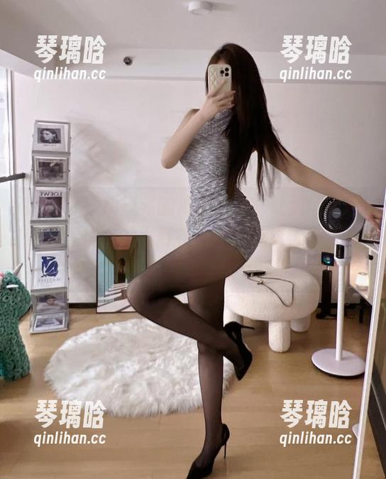 微密圈 - 周妍希的裸足写真，让我情不自禁想起俏皮的小野花，虽然我这人不擅长插花。