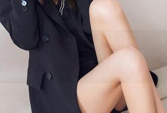头条女神 – 在尹菲的礼服图包里，好像每一件都是别人家应季主题派对的心头好。