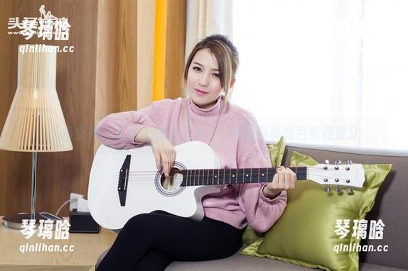 头条女神 - 草坪上的瑞宝儿——校园写真图包实在过分