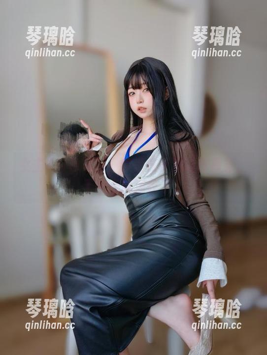 女主K白色写真，像是在参加隐形展览，不小心就迷路了。