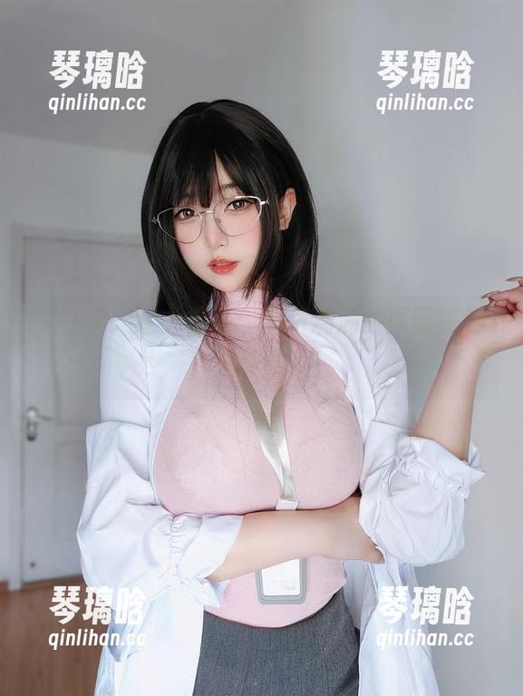 女主K 女主K,送上福利:逼格满满的原图美脚,太养眼了!