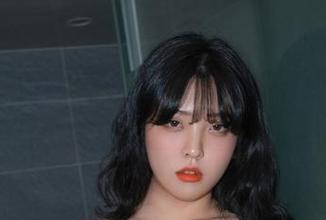 在宋哈娜(송하나)的房间，BBUTTERMILK被写真召唤，太会艳了吧？