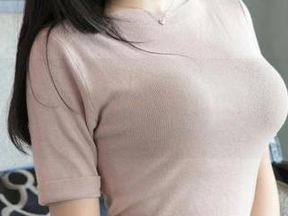推女神 – 绮里嘉Ula的校园写真：有人在看书，没人看到她在偷吃零食！