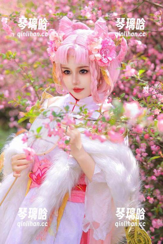 这是一组桃暖酱的少女cos，图片美得超出我的准则，好的或不好的？无所谓。