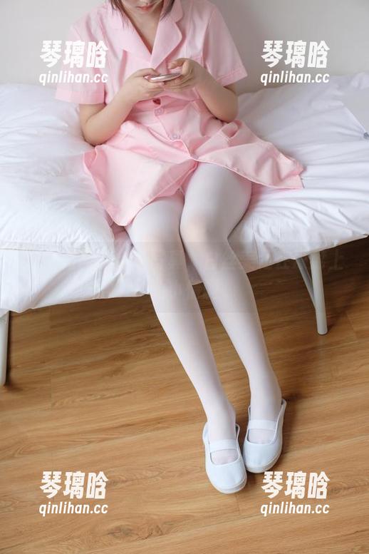 森萝财团的全套写真，白丝美足在凉席上的小情调