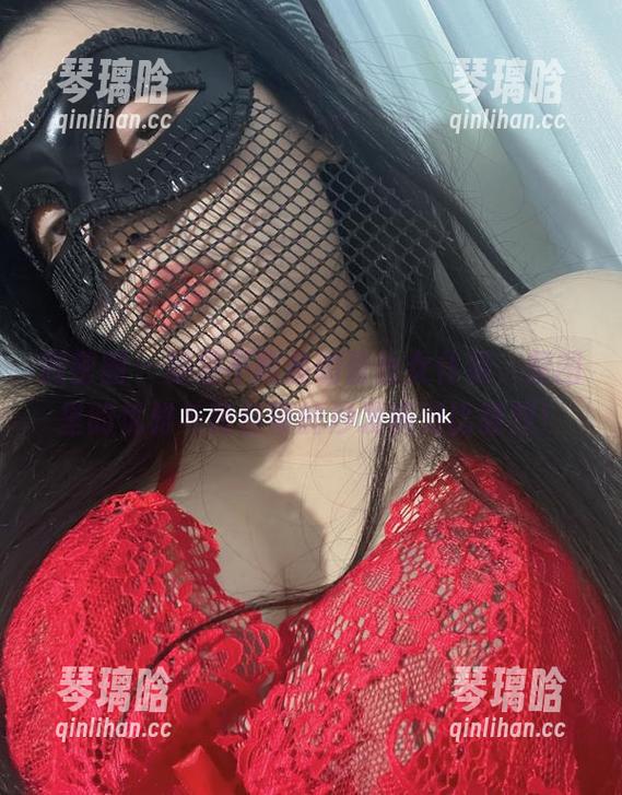 微密圈 - 楚楚不吃鱼的蕾丝女仆装，原图里的优雅与我自带的沙发熊对比强烈！