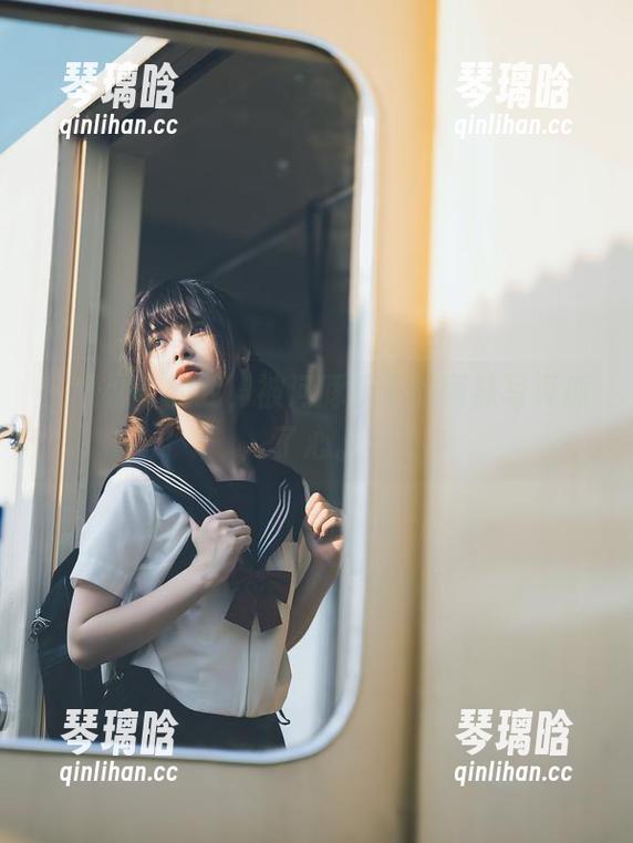 在线好奇的我，被河豚抚子的网袜写真抓了心。