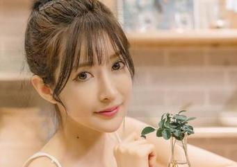 制服的千种风貌：王羽杉高清合集，犹如无意间拨动的音符！