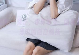 甜予摄影 – 梨子，你真敢穿：图库里不可思议的脏白棉袜