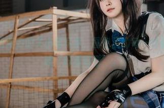看白莉爱吃巧克力的关小雨写真，图包里的每一帧都让我默默咕哝‘好看好看’。