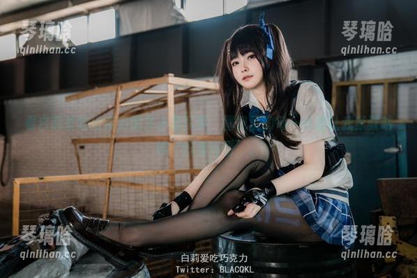 看白莉爱吃巧克力的关小雨写真，图包里的每一帧都让我默默咕哝‘好看好看’。