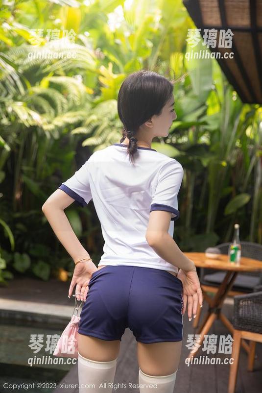 秀人网 - 抱歉，我突然想到海边的沙子，伊小七MoMo的写真和资源能不能教我堆个沙堡？