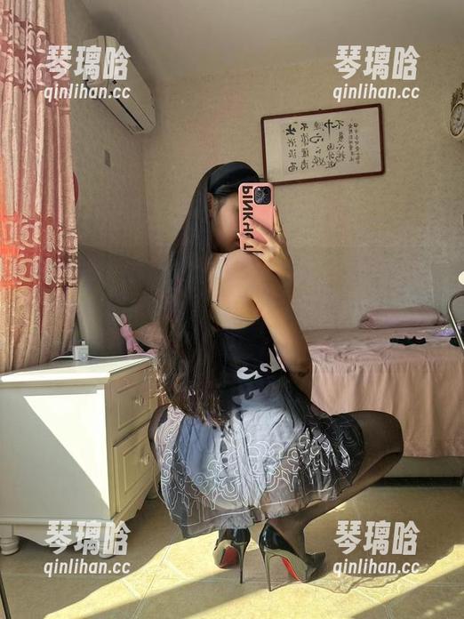 微密圈 - 慌乱中只能想，美邵女Baby的白裙活脱脱是个美图，图包里的细节都惊艳