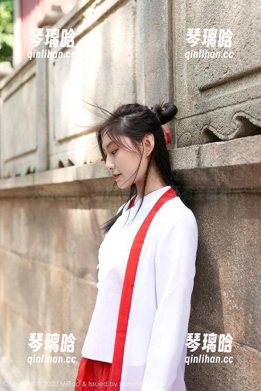 蜜桃社 - 李梦婷棉袜图集：让你想要穿越冬天的暖意，有图集分享、还有圣诞树下的倩影哦！