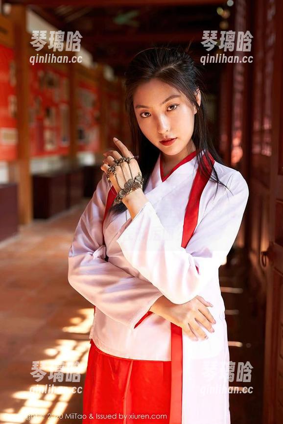 蜜桃社 - 当学姐绯月樱-Cherry出现，私拍每一张都是一幅画，美图里有没有人偷偷躲在书后面？