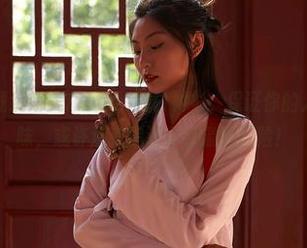 蜜桃社 - 下载缇娜美Tinami的白衬衫,保证你的人生不会再乏味,或许还有追逐小白鼠的冒险!