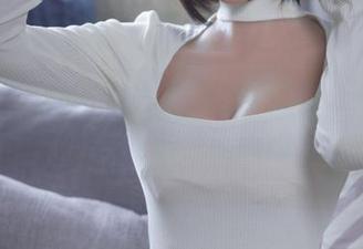 西园寺南歌的照片里,这女孩的眼神让我想起那个陪我瞎聊的人