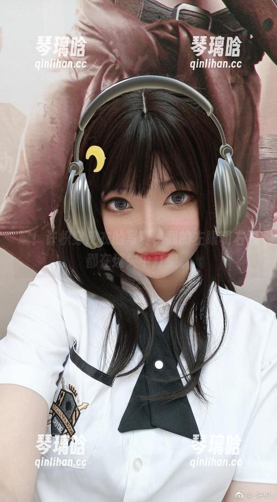 瞧！许枳穿皮衣的写真，我的左眼和右眼都在迷失中打架。
