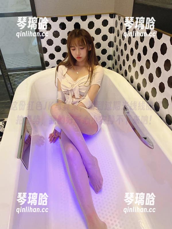 这份红色JK写真集，看到过期米线线的摆拍姿势，我的好奇心小安静不下来呐！