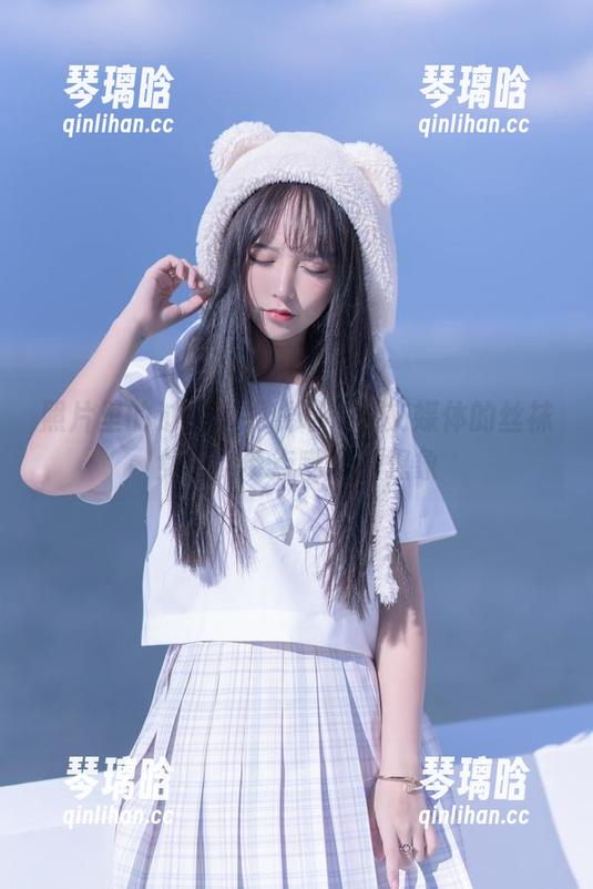 照片里的过期米线线喵，社交媒体的丝袜女王？带点嘲讽的想象