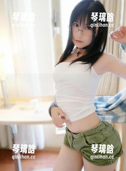 来了来了，逐月Su最新图册，看看她那些考验的睡衣。
