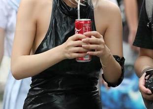 魔镜街拍 – 又一组定制图集：婷婷用白色吊带裙和黑丝袜引发多少小心思？