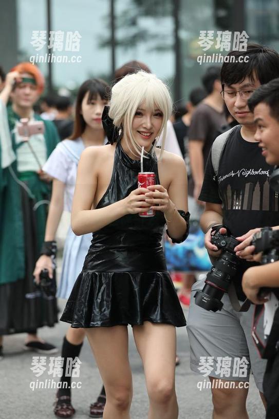 魔镜街拍 - 又一组定制图集：婷婷用白色吊带裙和黑丝袜引发多少小心思？