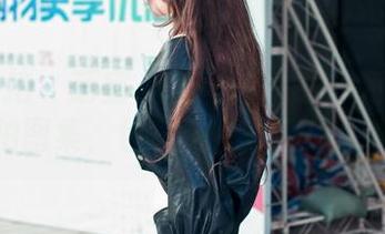 魔镜街拍 – 萌宝儿的广场探险！哈哈镜里的私拍图集，包臀裙肉丝造型太另类！