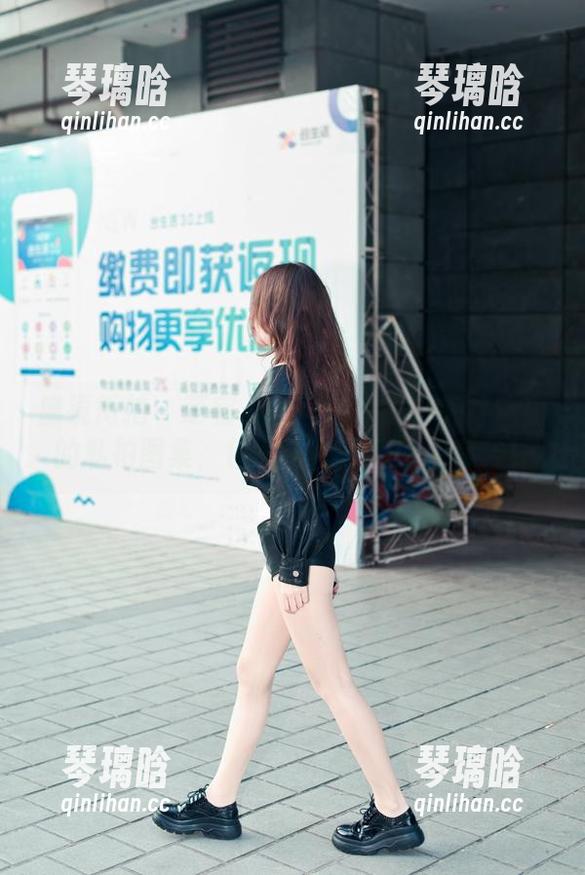 魔镜街拍 - 萌宝儿的广场探险！哈哈镜里的私拍图集，包臀裙肉丝造型太另类！