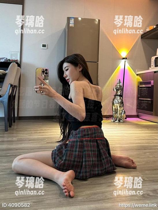 黎允熙 微密圈 - 书里总说节日的写真,真不如黎允熙的节日视角来得直接,套图里居然夹杂了些小惊喜。